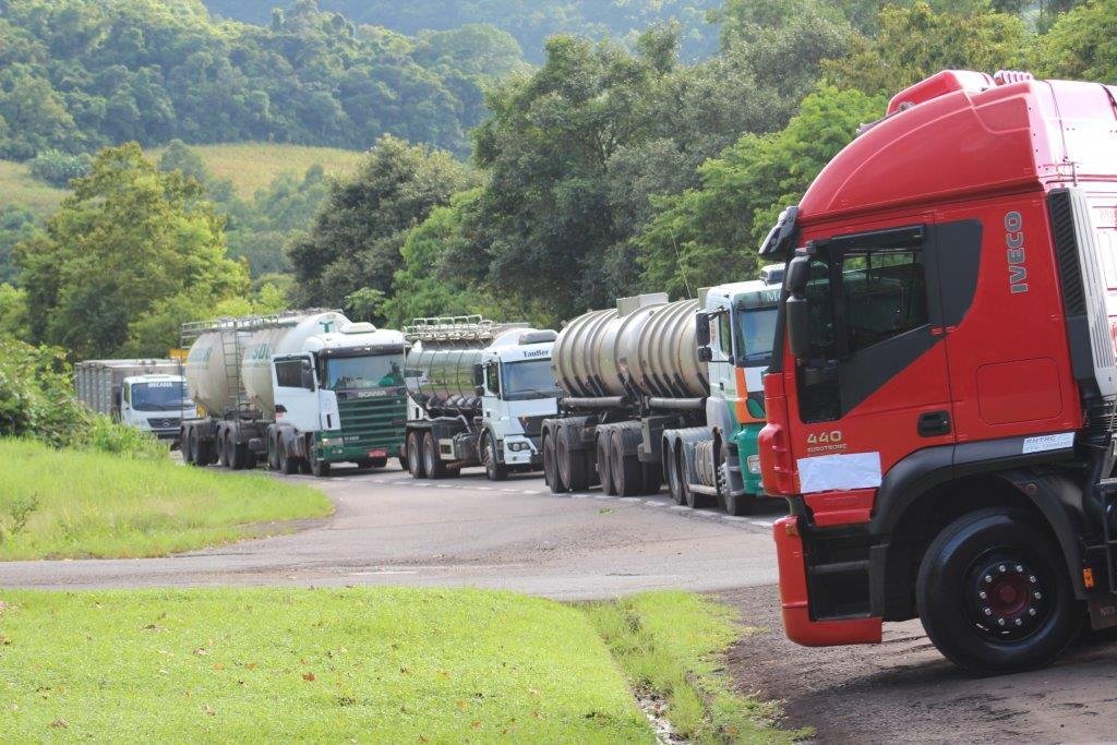 Cerca de 200 caminh&otilde;es bloqueiam a ERS 129