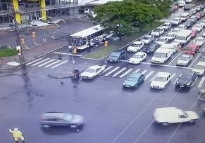 Agentes da EPTC orientam motoristas nos locais afetados