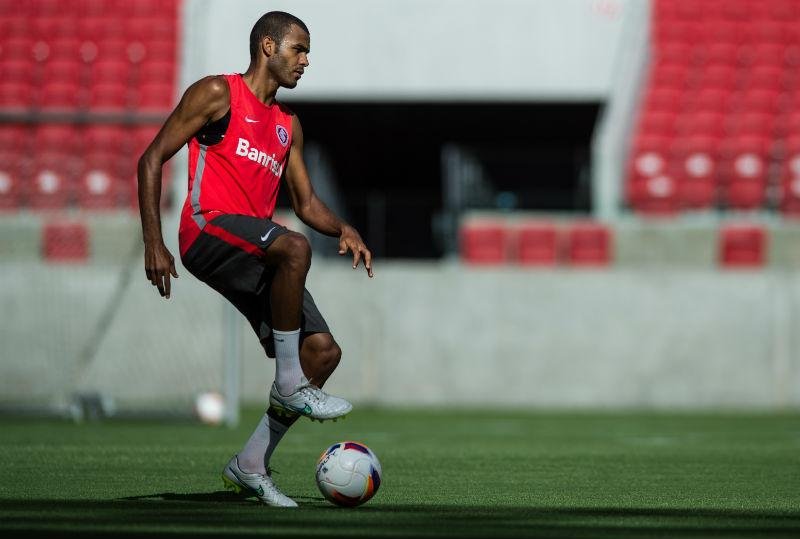 Ernando v&ecirc; disputa aberta pela defesa e promete melhora para ser titular 