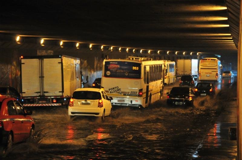 Temporal causou alagamentos em Porto Alegre
