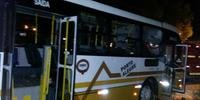 Ônibus foi apedrejado durante protesto contra o aumento da passagem