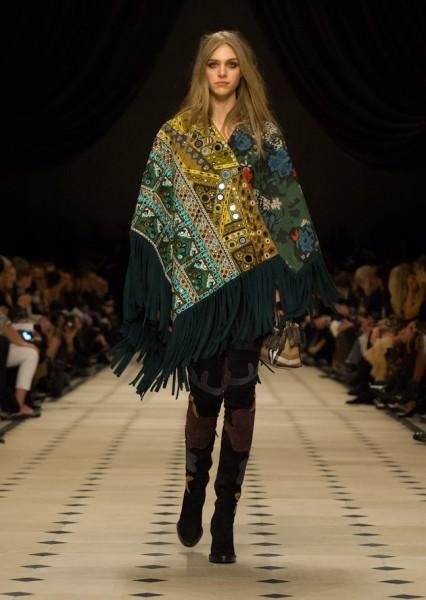 A Burberry n&atilde;o poupou tecido e se adaptou aos anos 70