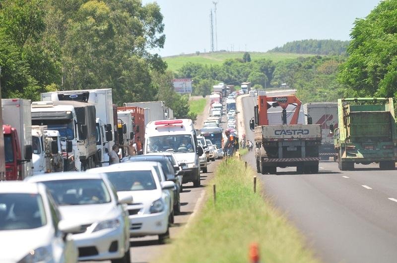 Protesto de caminhoneiros realiza bloqueios parciais em 11 rodovias federais