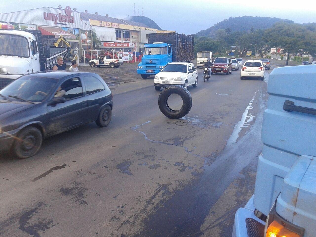 Pneu &eacute; usado no bloqueio em Montenegro 