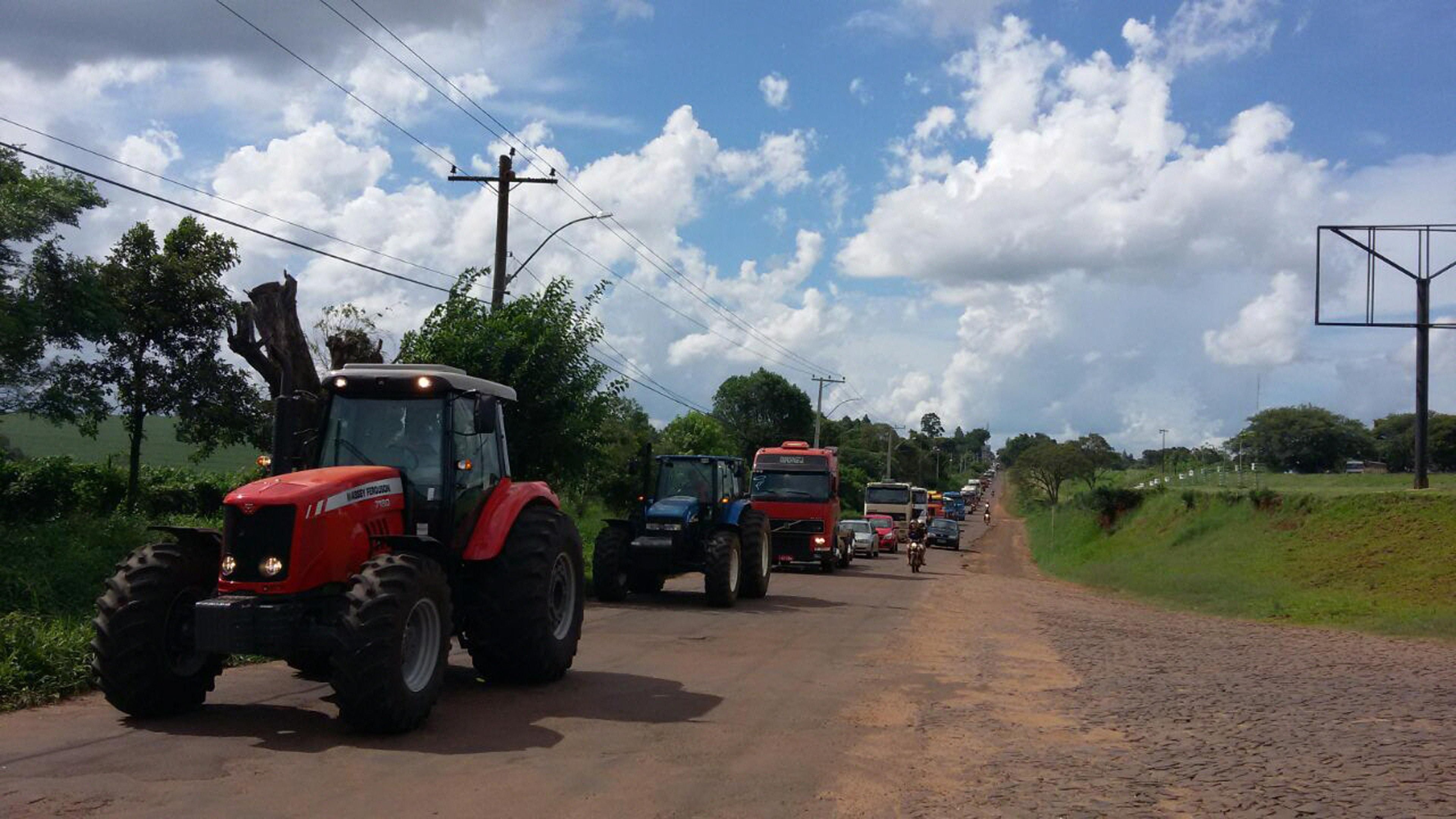 Em Cruz Alta, agricultores levaram tratores para as rodovias 