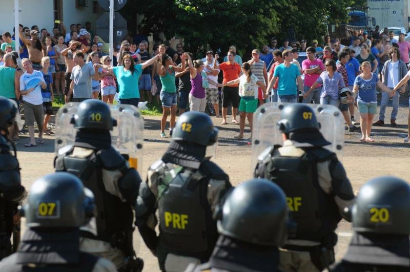 Chegada dos policiais aumentou clima de tens&atilde;o