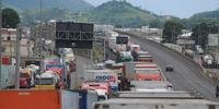 Caminhões fecharam as estradas do país em manifestação contra o aumento do diesel 