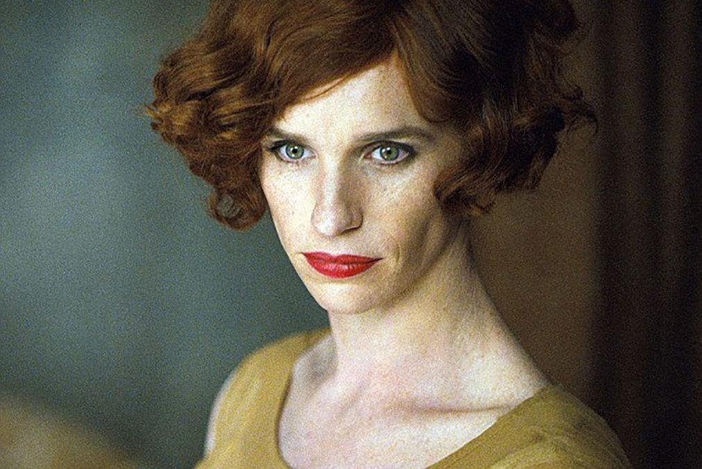 Eddie Redmayne e a primeira foto de divulga&ccedil;&atilde;o do filme, com o ator travestido do artista dinarmaqu&ecirc;s Einar Wegener