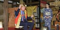 Príncipe William se veste de samurai em visita a Tóquio