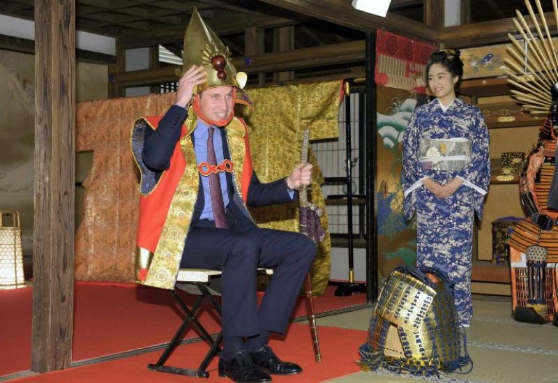Pr&iacute;ncipe William se veste de samurai em visita a T&oacute;quio