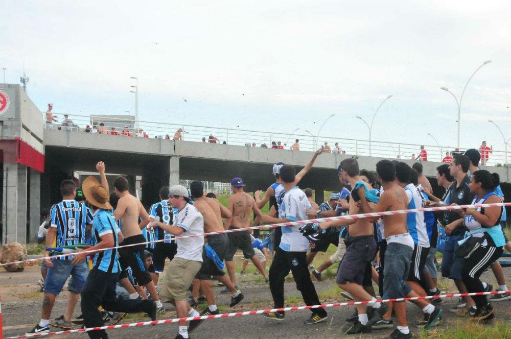 Brigada interv&eacute;m em confus&atilde;o na chegada da torcida do Gr&ecirc;mio 