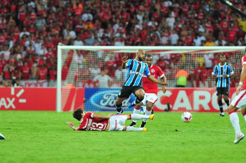 Gr&ecirc;mio teve melhores chances no primeiro tempo e o Inter pressionou forte no segundo
