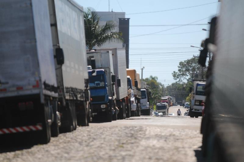 Caminhoneiros voltam a protestar e bloqueiam BR 392, em Cangu&ccedil;u 