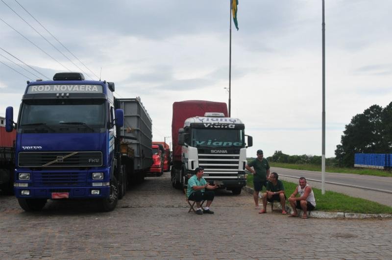 Manifesta&ccedil;&otilde;es atingem oito rodovias federais e tr&ecirc;s estaduais