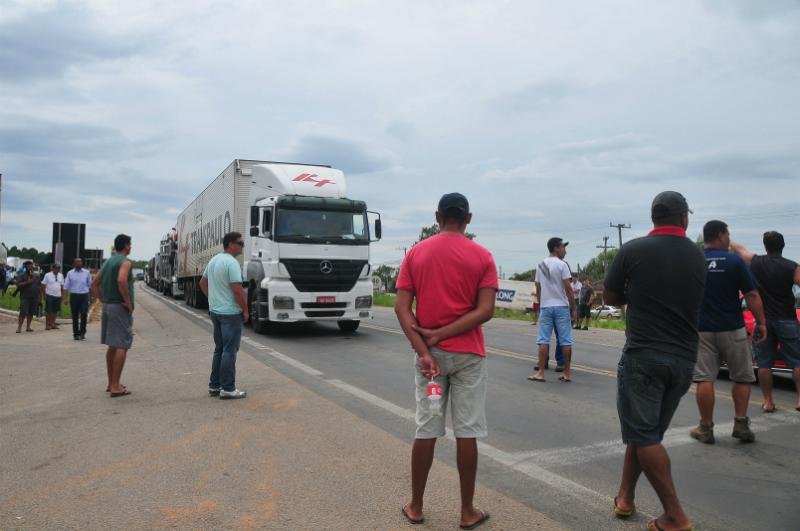 Caminhoneiros seguem fazendo bloqueios nas estradas ga&uacute;chas