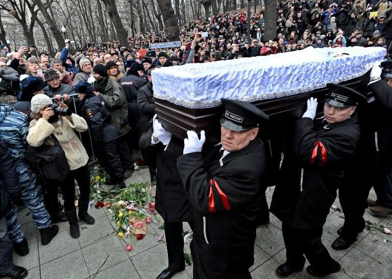 Milhares homenageiam Nemtsov antes do enterro na R&uacute;ssia