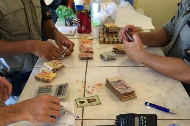 Al&eacute;m das pris&otilde;es foram apreendidas duas pistolas e R$ 13,2 mil em dinheiro trocado