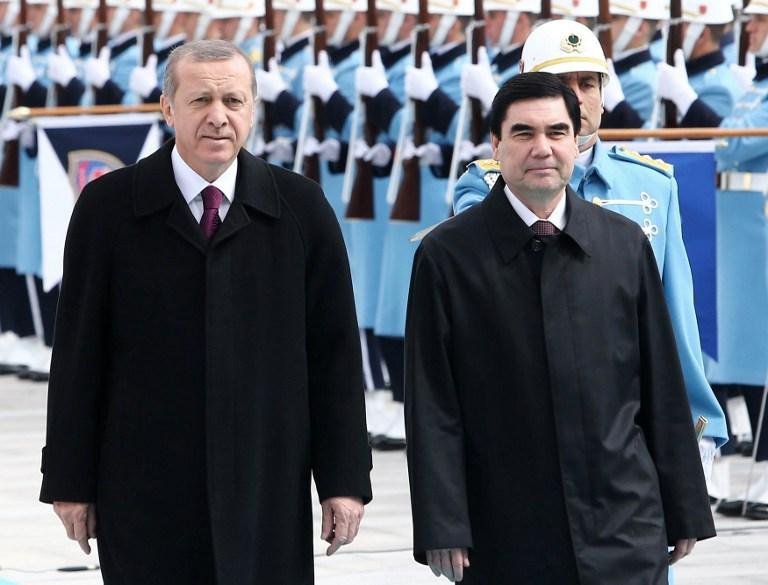 Presidente turco, Recep Tayyip Erdogan (a esquerda) e seu colega do Turcomenist&atilde;o Gurbanguly Berdimuhamedow, em frente ao Pal&aacute;cio do Planalto, em Ancara  