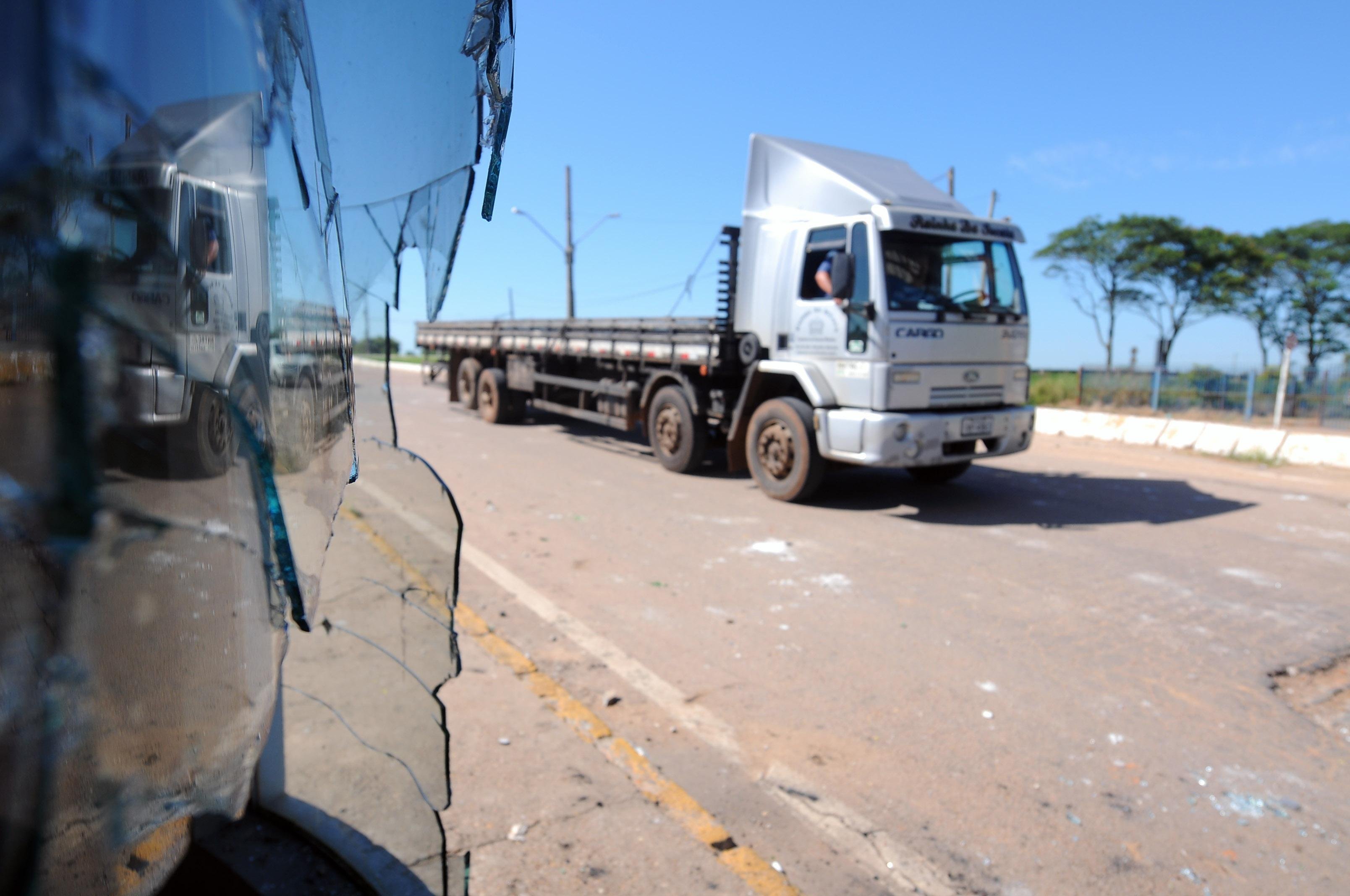Vest&iacute;gios do confronto entre pol&iacute;cia e caminhoneiros marcam as ruas de Camaqu&atilde;