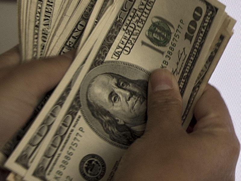 D&oacute;lar acumula alta de 8,7% em 2015 e fecha acima de R$ 2,92 