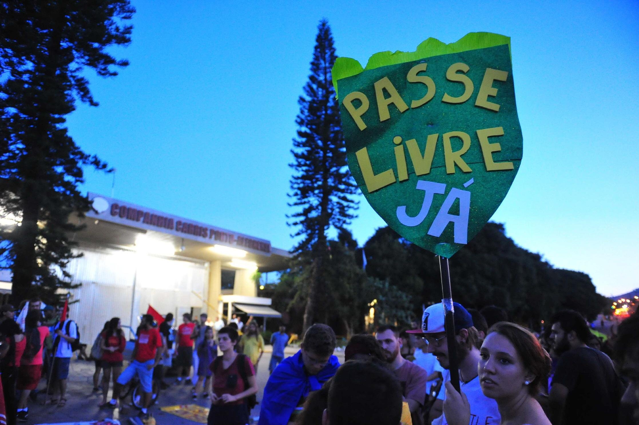 Bloco de Lutas realiza 4&ordm; protesto contra aumento do &ocirc;nibus na Capital