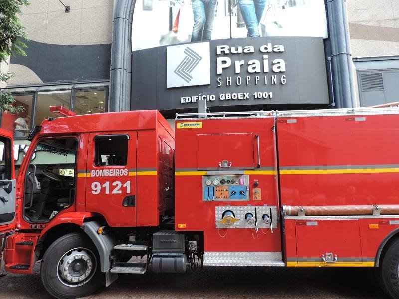  	Fuma&ccedil;a gerou apreens&atilde;o entre os trabalhadores do shopping na Andradas, no Centro Hist&oacute;rico