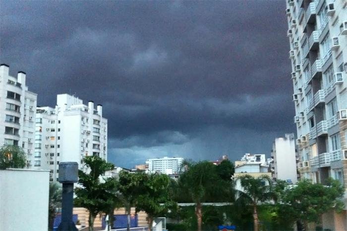Nuvens negras tomaram o c&eacute;u no fim da tarde
