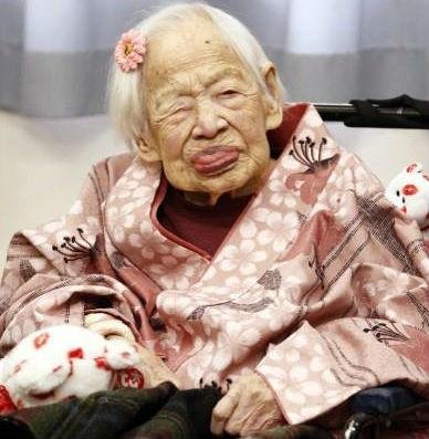 Mulher mais velha do mundo completa 117 anos no Jap&atilde;o