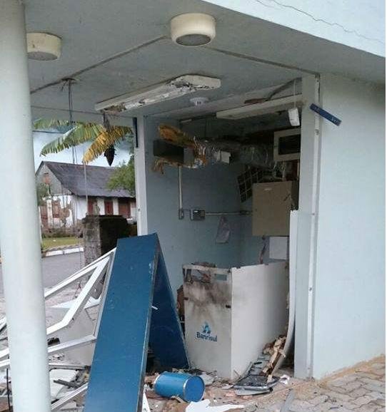Quadrilha explode caixas eletr&ocirc;nicos em Picada Caf&eacute; 