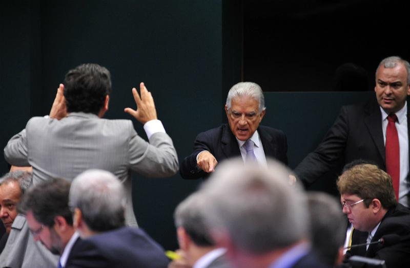 Deputados discutem durante reuni&atilde;o para elabora&ccedil;&atilde;o do roteiro de trabalhos e delibera&ccedil;&atilde;o de requerimentos da CPI 