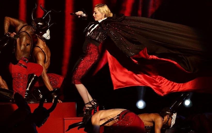 A capa ficou presa no pesco&ccedil;o da cantora