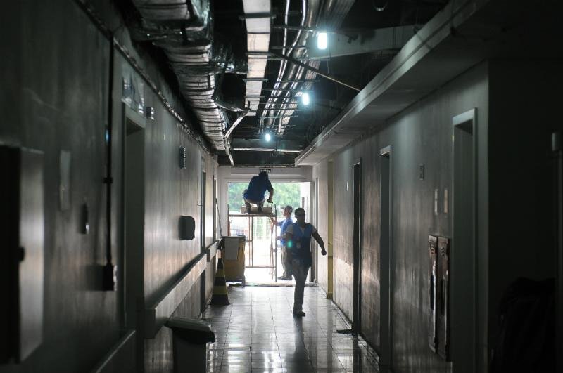No Hospital Nossa Senhora das Gra&ccedil;as, os funcion&aacute;rios ainda faziam os reparos 