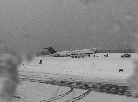 Uma foto foi divulgada no instagram com um avi&atilde;o fora da pista no aeroporto de LaGuardia