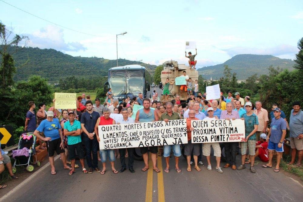 Ponte foi bloqueada por moradores por cerca de meia hora