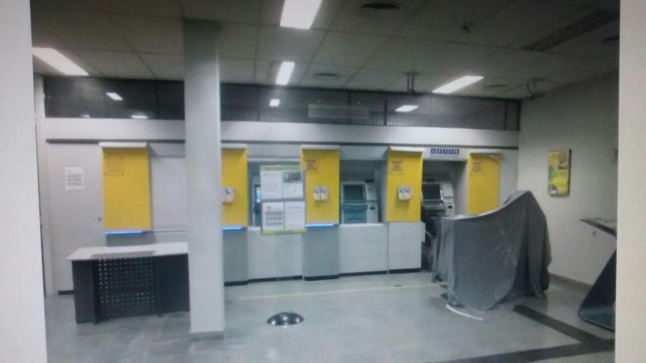 Tr&ecirc;s criminosos arrombam caixa eletr&ocirc;nico em Gua&iacute;ba