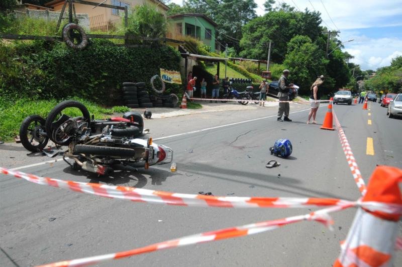 Motocicletas colidiram frontalmente na avenida Oscar Pereira