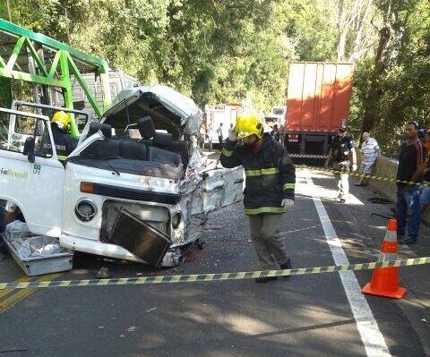 Acidente entre Kombi e caminh&atilde;o causa uma morte na Serra