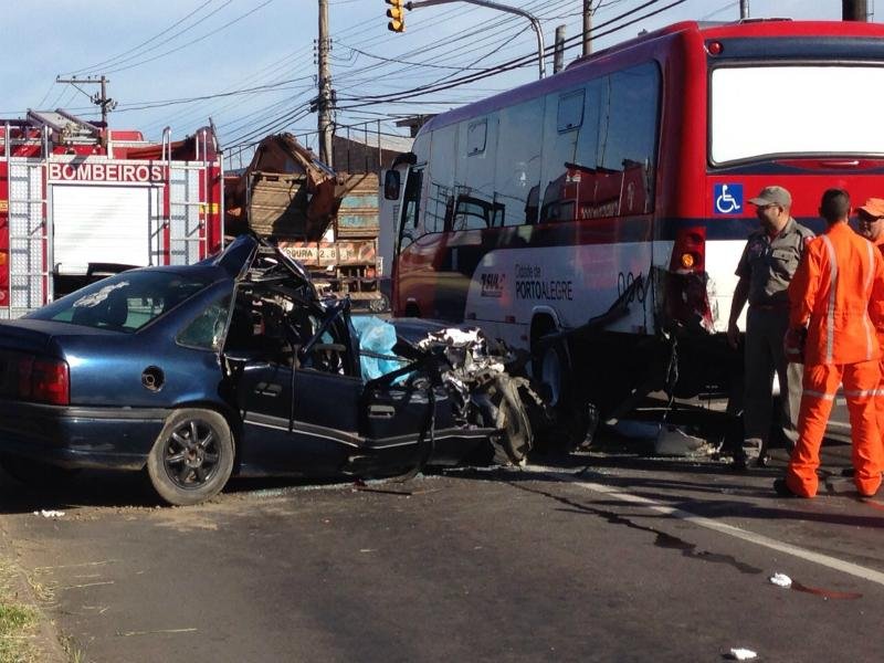 Duas pessoas morreram, quatro ficaram feridos e o s&eacute;timo passageiro do autom&oacute;vel fugiu do local