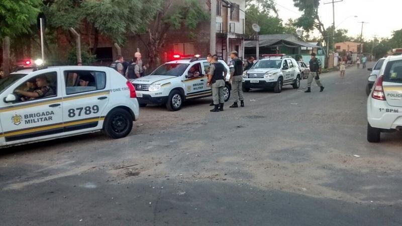 Quatro pessoas foram presas em troca de tiros entre traficantes e policiais