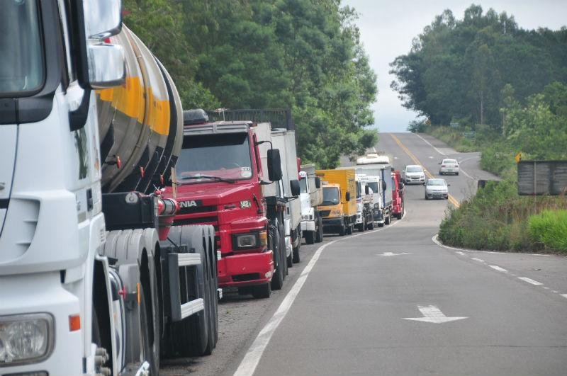 Mais de 60% do volume da carga que circula no pa&iacute;s passa pelas estradas