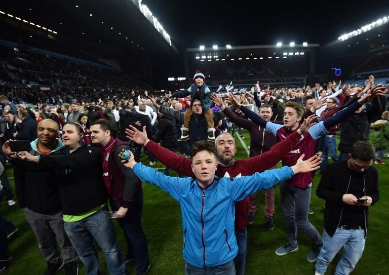 Em comunicado, Aston Villa se desculpa pela invas&atilde;o de campo 