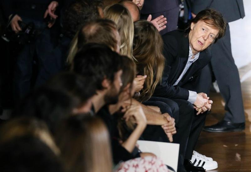 Ex-Beatle apareceu minutos antes do in&iacute;cio do desfile