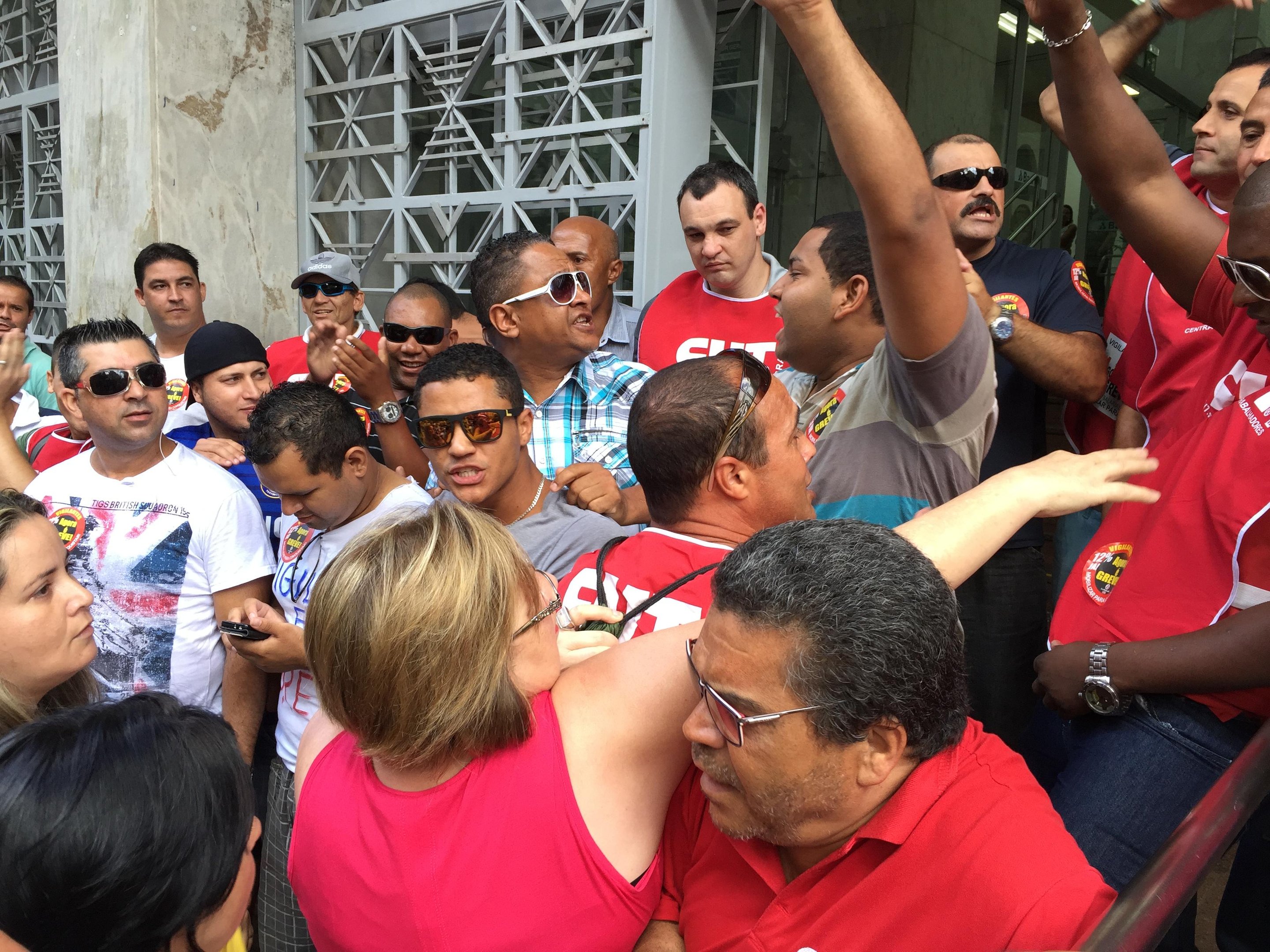 Pela manh&atilde; houve confus&atilde;o entre grevistas e clientes do Banrisul