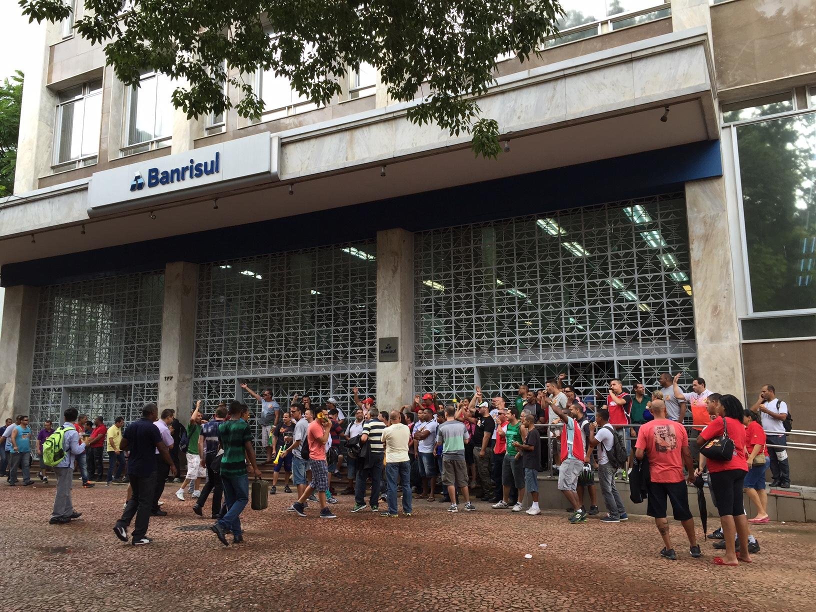 Dezenas de vigilantes se aglomeraram na Pra&ccedil;a da Alf&acirc;ndega nesta manh&atilde; por volta das 10h