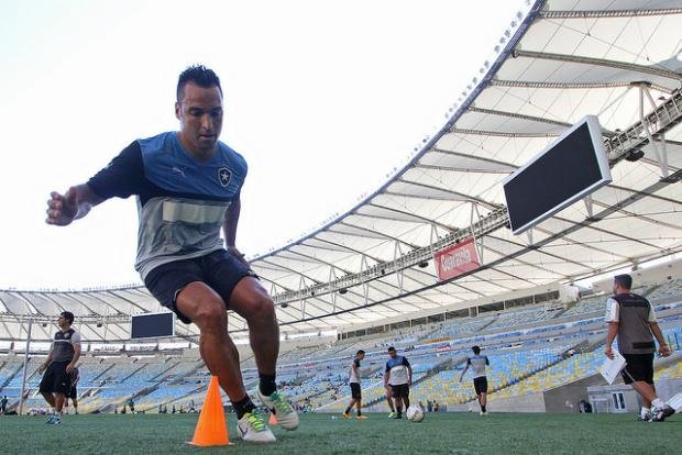 Sem contrato, Daniel Carvalho segue treinando no Botafogo