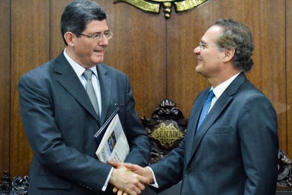 O ministro da Fazenda, Joaquim Levy, re&uacute;ne-se com o presidente do Senado, Renan Calheiros, e l&iacute;deres da base do governo