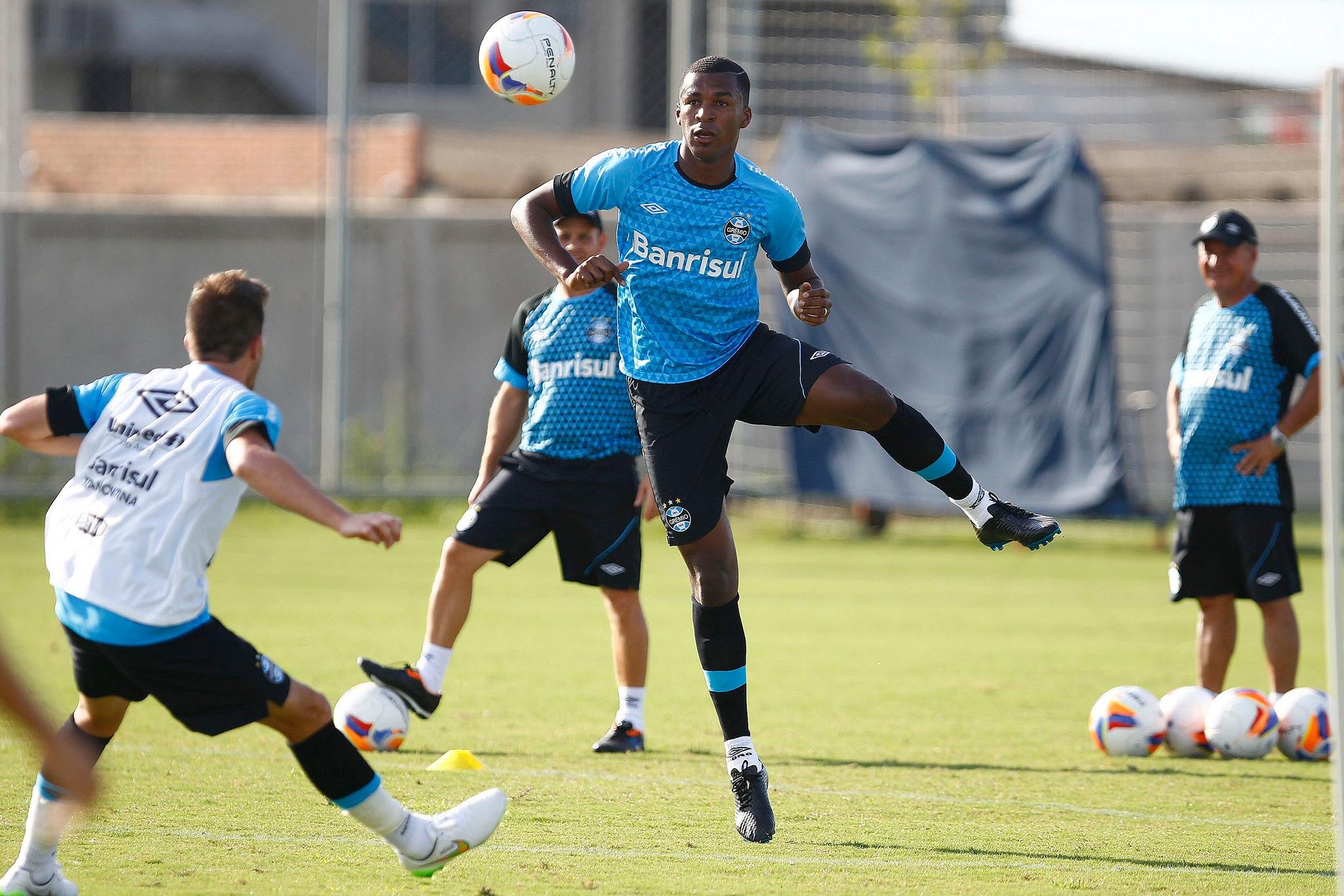Erazo &eacute; convocado e vai desfalcar Gr&ecirc;mio no Gauch&atilde;o e na Copa do Brasil