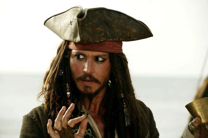 Depp ficou ferido em uma das m&atilde;os durantes as filmagens de novo Piratas do Caribe