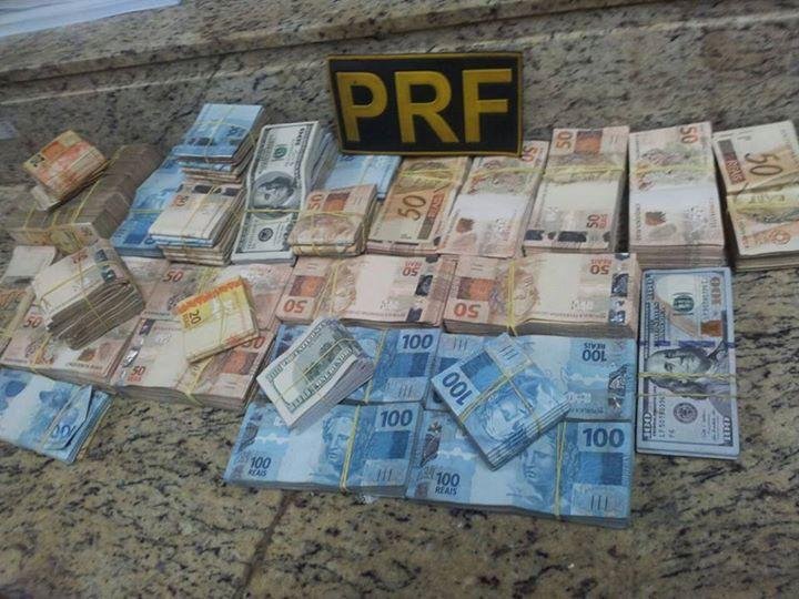 Uma sacola com R$ 327,2 mil e US$ 58,7 mil foi localizada pela Pol&iacute;cia Rodovi&aacute;ria Federal em Matel&acirc;ndia