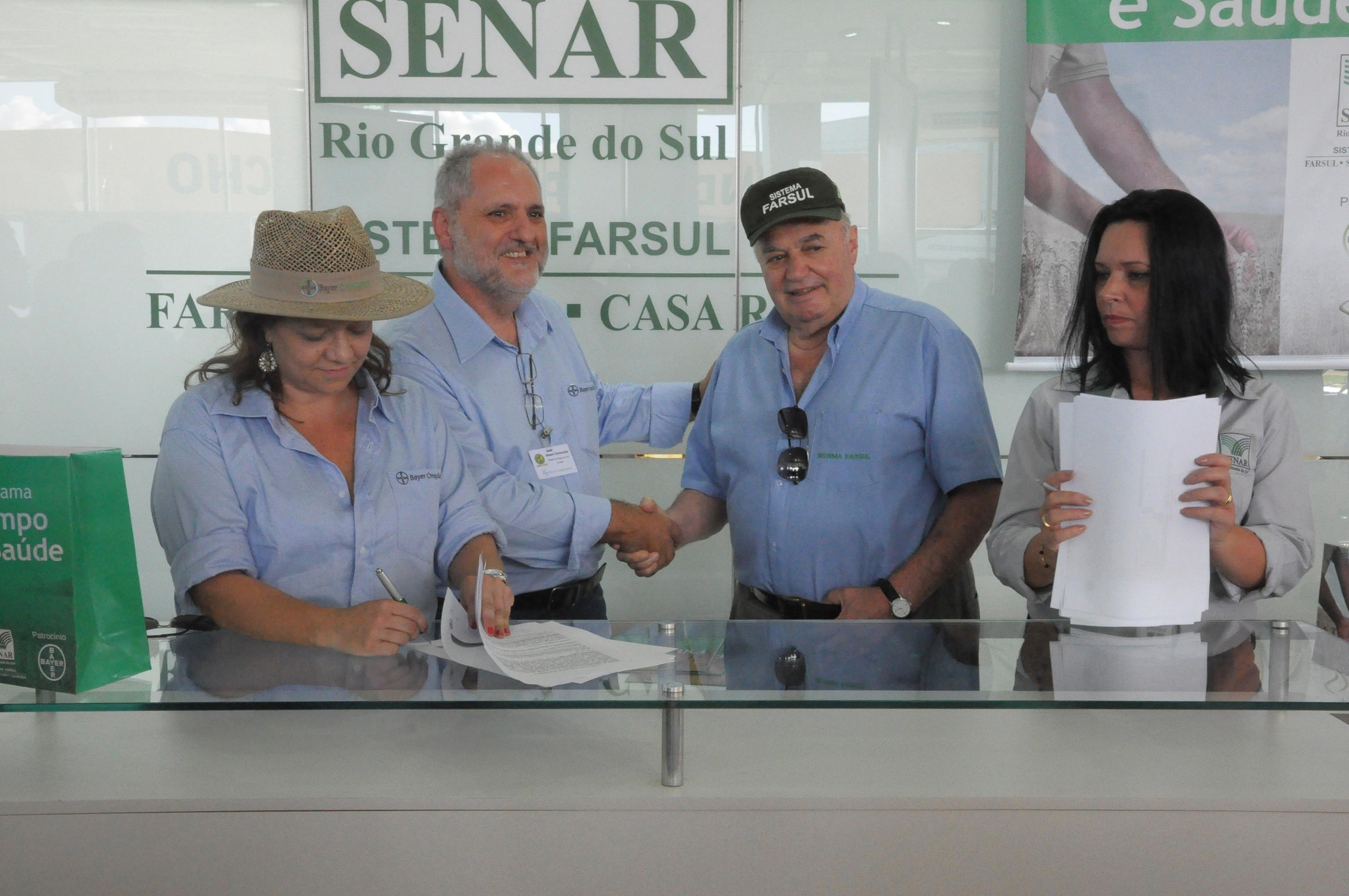 Sperotto (de bon&eacute;) disse que sistema levar&aacute; orienta&ccedil;&atilde;o ao homem do campo